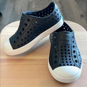 Native Jefferson C7 Black slip on toddler shoes great condition